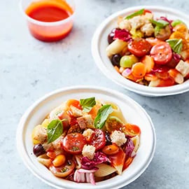 Salade de pâtes italienne avec tomates cerises et basilic (livraison)